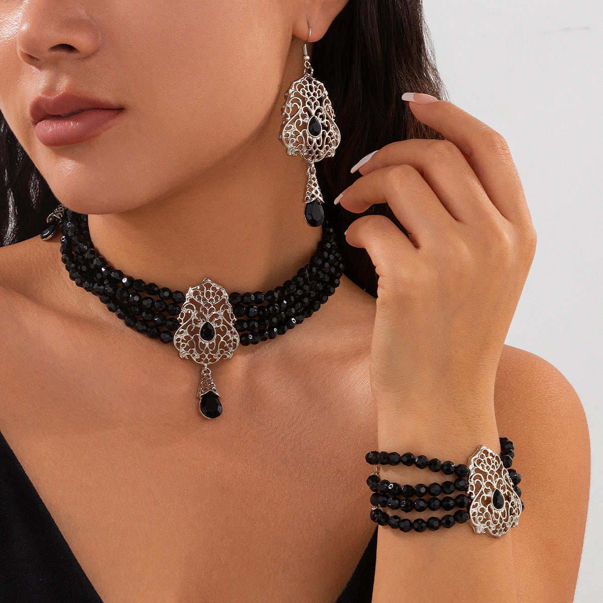 Vintage French-Style Floral and Teardrop-Shaped Alloy Choker Necklace with Crystal Accents and Tassel Details for Women