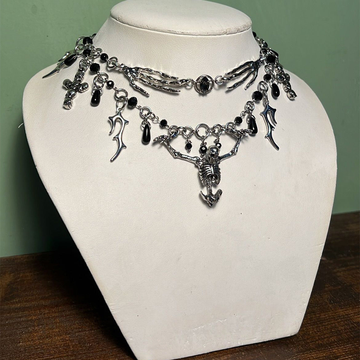 Collar de calavera de Halloween con colgante de cruz en aleación, forma geométrica, acabado galvanizado, estética oscura para mujer