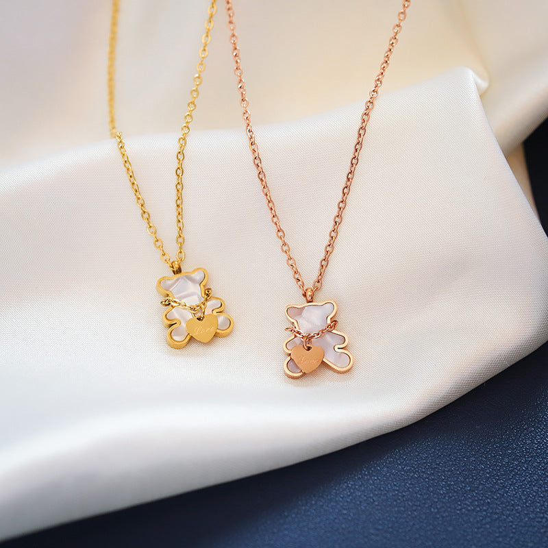 Collana con Ciondolo Orsetto Minimalista in Acciaio al Titanio con Finitura Placcata, Design Geometrico, Versatile Catena per Clavicola da Donna