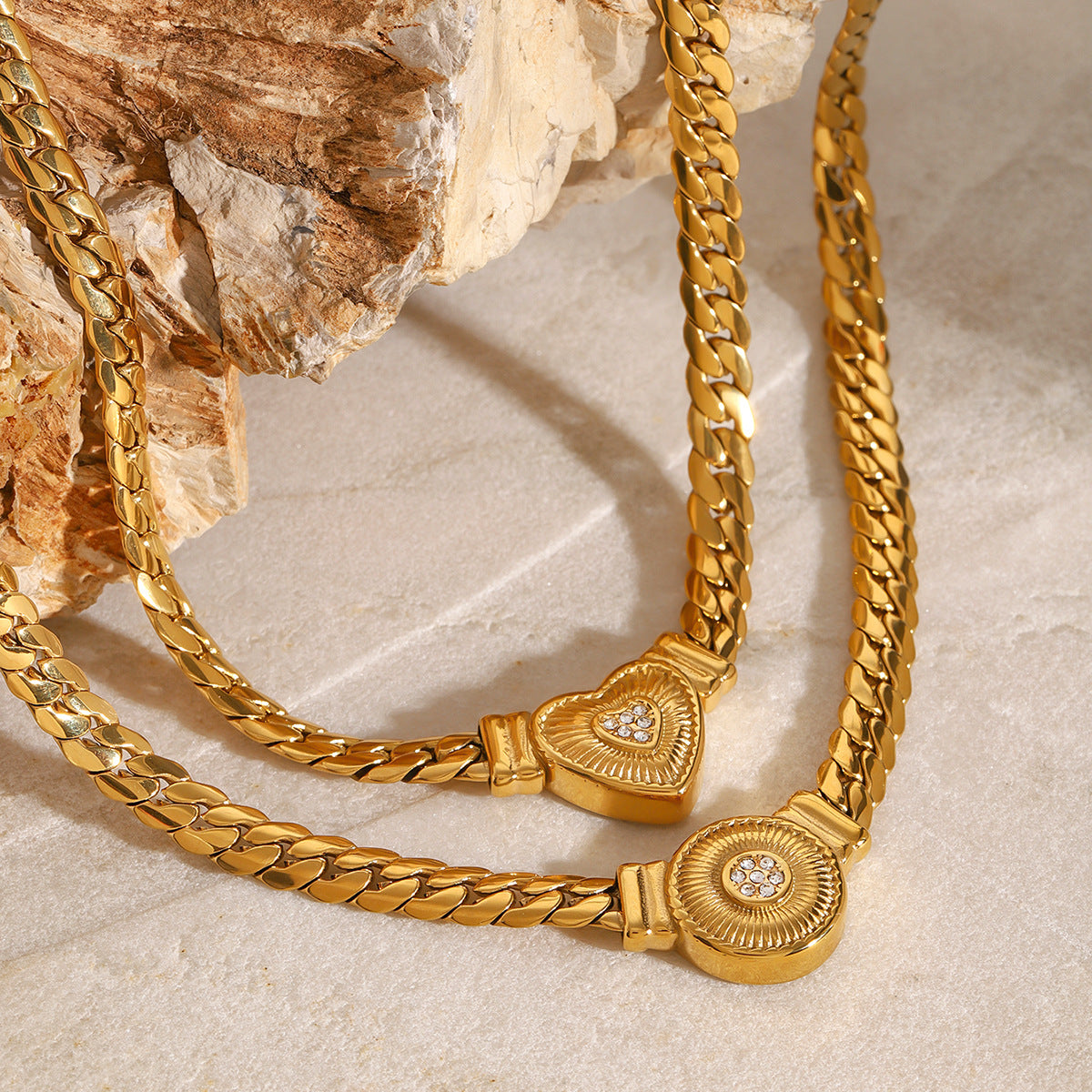 Collana Pendente Vintage a Cuore in Acciaio Inossidabile con Intarsio di Strass e Finitura Placcata da Donna