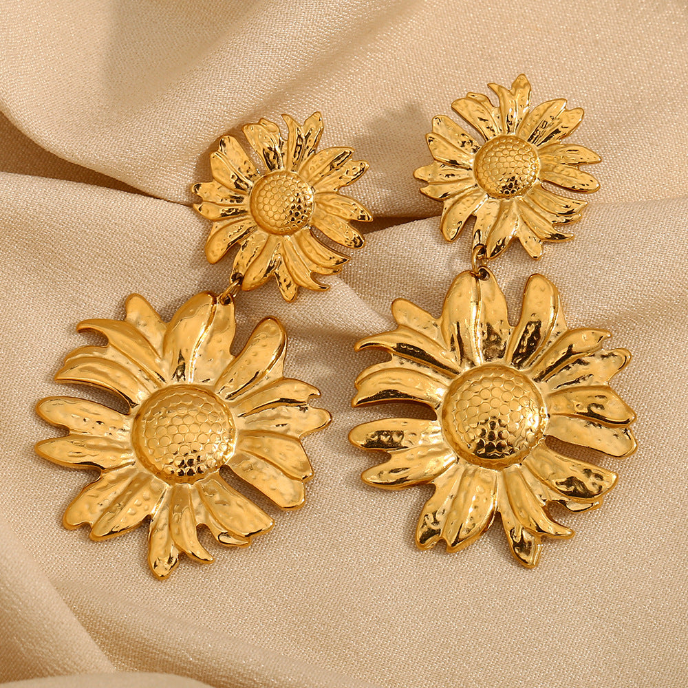 Fashionable Daisy-Shaped Stainless Steel Earrings with 18K Gold Plating for Women