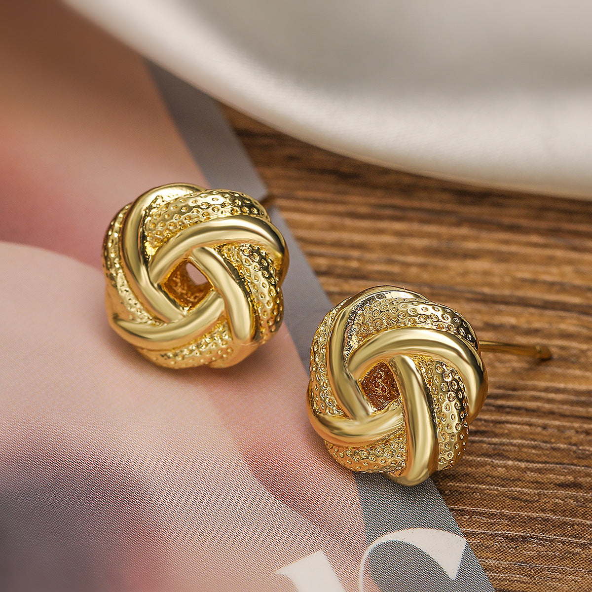 Orecchini a perno da donna in rame con placcatura in oro 18 carati, dal design minimalista, floreale e geometrico