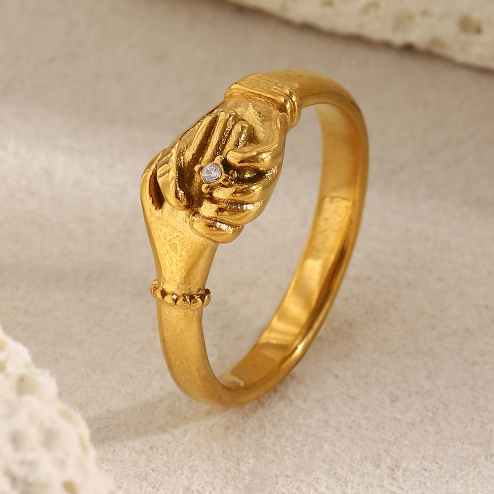 Anello da donna minimalista geometrico placcato in oro 18 carati con strass a forma di stretta di mano