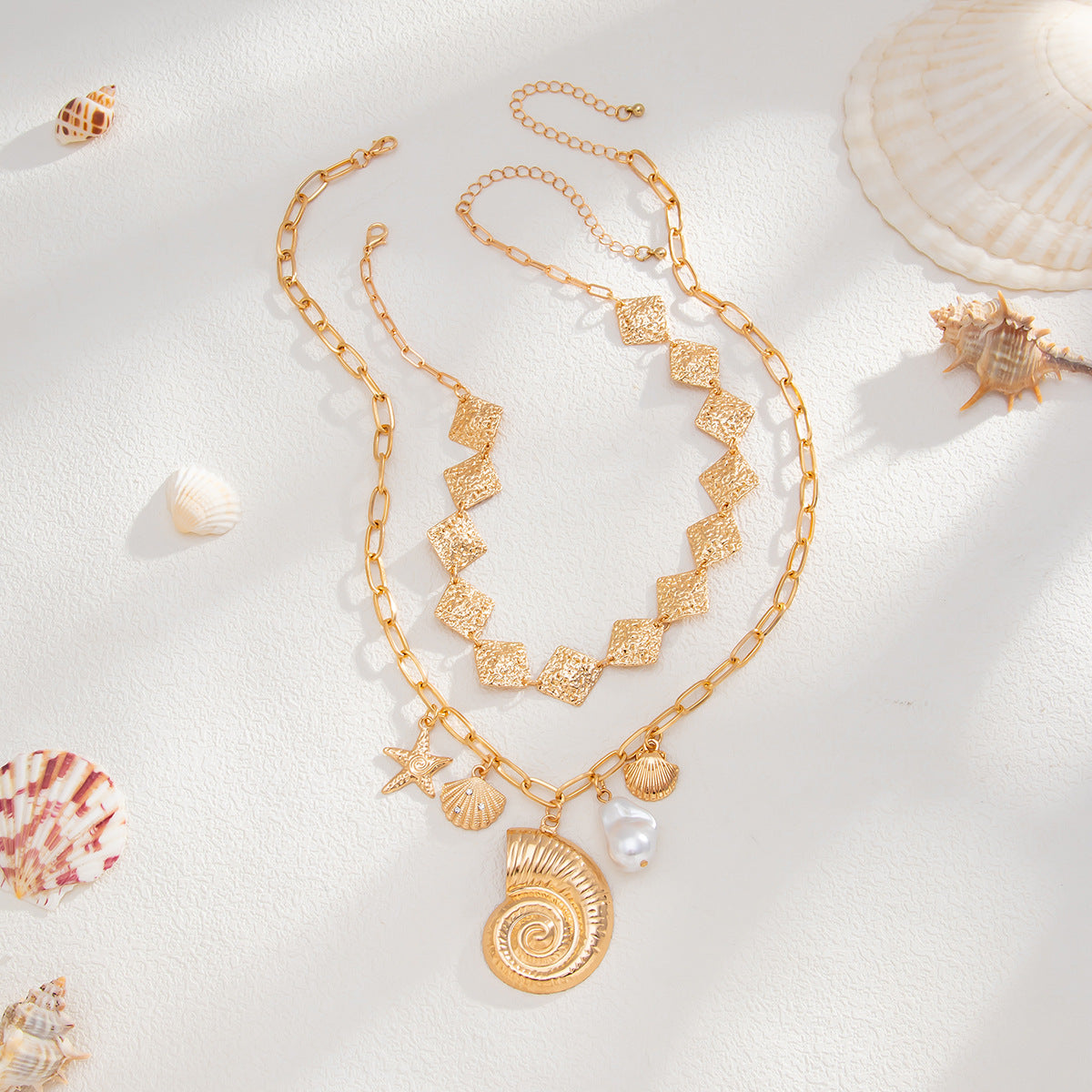 Collana con Pendente Stratificato Geometrico Dolce e Grintoso con Charms a Stella Marina e Conchiglia in Lega con Galvanizzazione per Donna