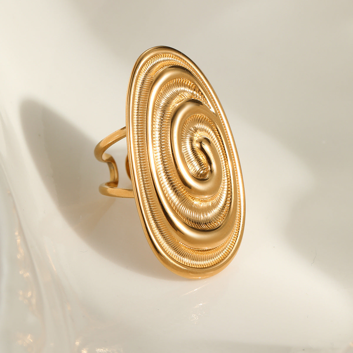 Anillo Vintage Ovalado de Acero Inoxidable con Forma de Concha Marina y Baño de Oro de 18K para Mujer