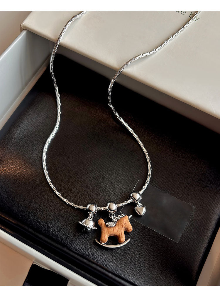 Collar con colgante de caballo minimalista de lujo para mujer en madera con chapado en oro de 18 quilates — Cadena para suéter de uso diario