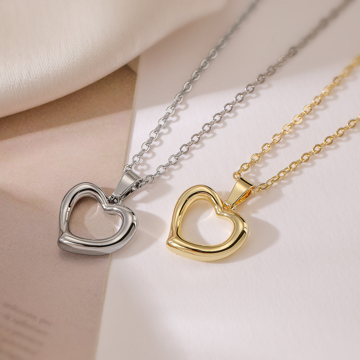 Minimalist Hollow Heart Pendant Necklace for Women Made of Copper with Geometric Design and Versatile Clavicle Chain Style