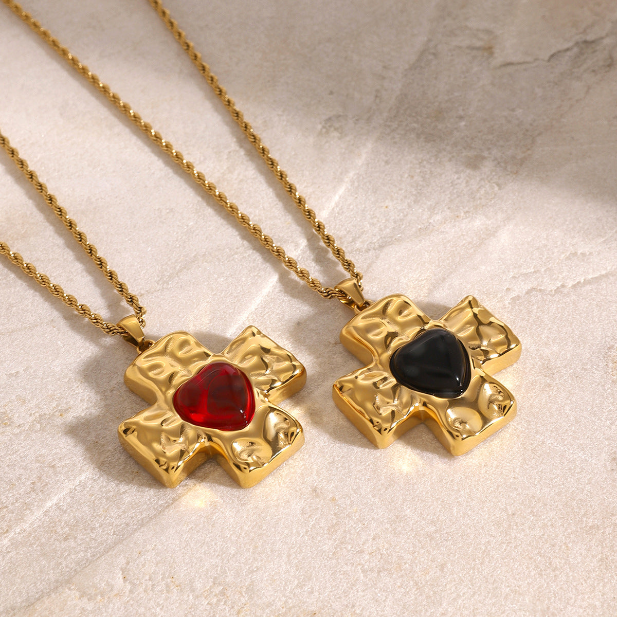Collana con Pendente a Croce Geometrica Minimalista in Acciaio Inox con Ciondolo in Acciaio al Titanio e Finitura Elettroplaccata