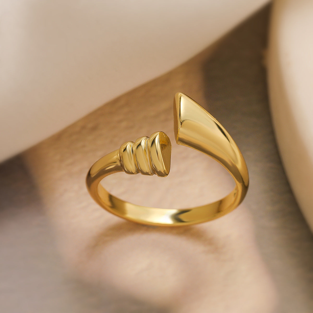 Anello Aperto Geometrico Minimalista da Donna in Rame Placcato Oro 18K, Fascia Liscia Impilabile alla Moda