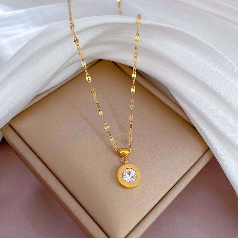 Collar de Acero Inoxidable Chapado en Oro con Circonitas Geométricas y Acento Floral para Mujer