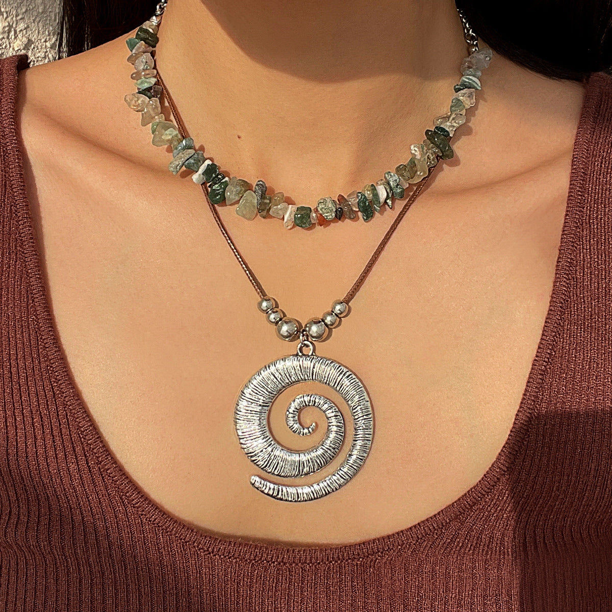 Collana da donna minimalista con ciondolo a conchiglia irregolare, catena in cordino cerato, base in lega, finitura galvanizzata e intarsio in pietra naturale