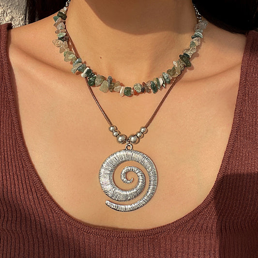 Collar de mujer con colgante minimalista irregular de concha marina, con cadena de cordón encerado, base de aleación, acabado galvanizado e incrustaciones de piedra natural