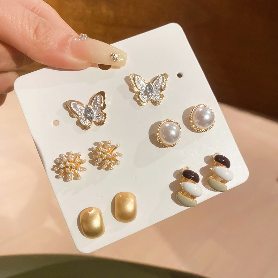 Set di orecchini a perno con perle a farfalla e floreali da donna con perni in acciaio, finitura smaltata, stile minimalista per tutti i giorni