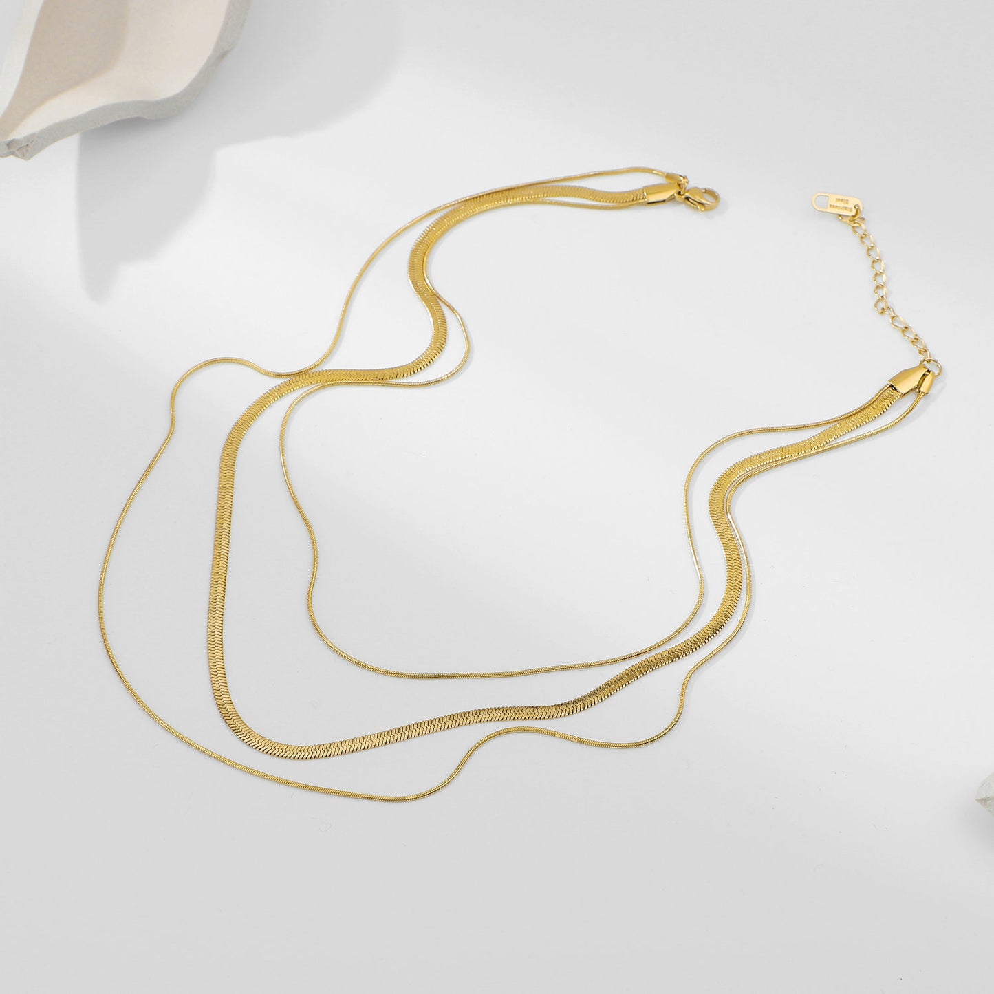 Collar de cadena de espina de serpiente de tres capas para mujer, diseño geométrico irregular, acero inoxidable con colgante de acero de titanio, chapado en oro de 14K, joyería de moda apilable