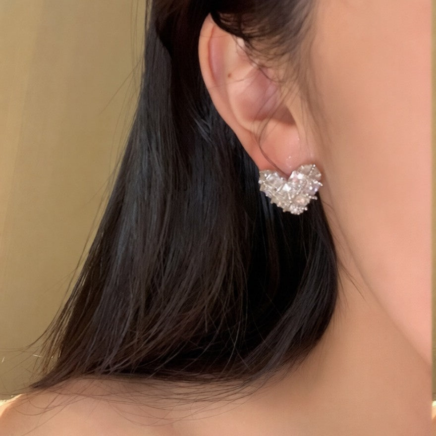 Elegantes pendientes de plata con baño de oro y circonitas en forma de corazón para mujer con estilo minimalista de lujo