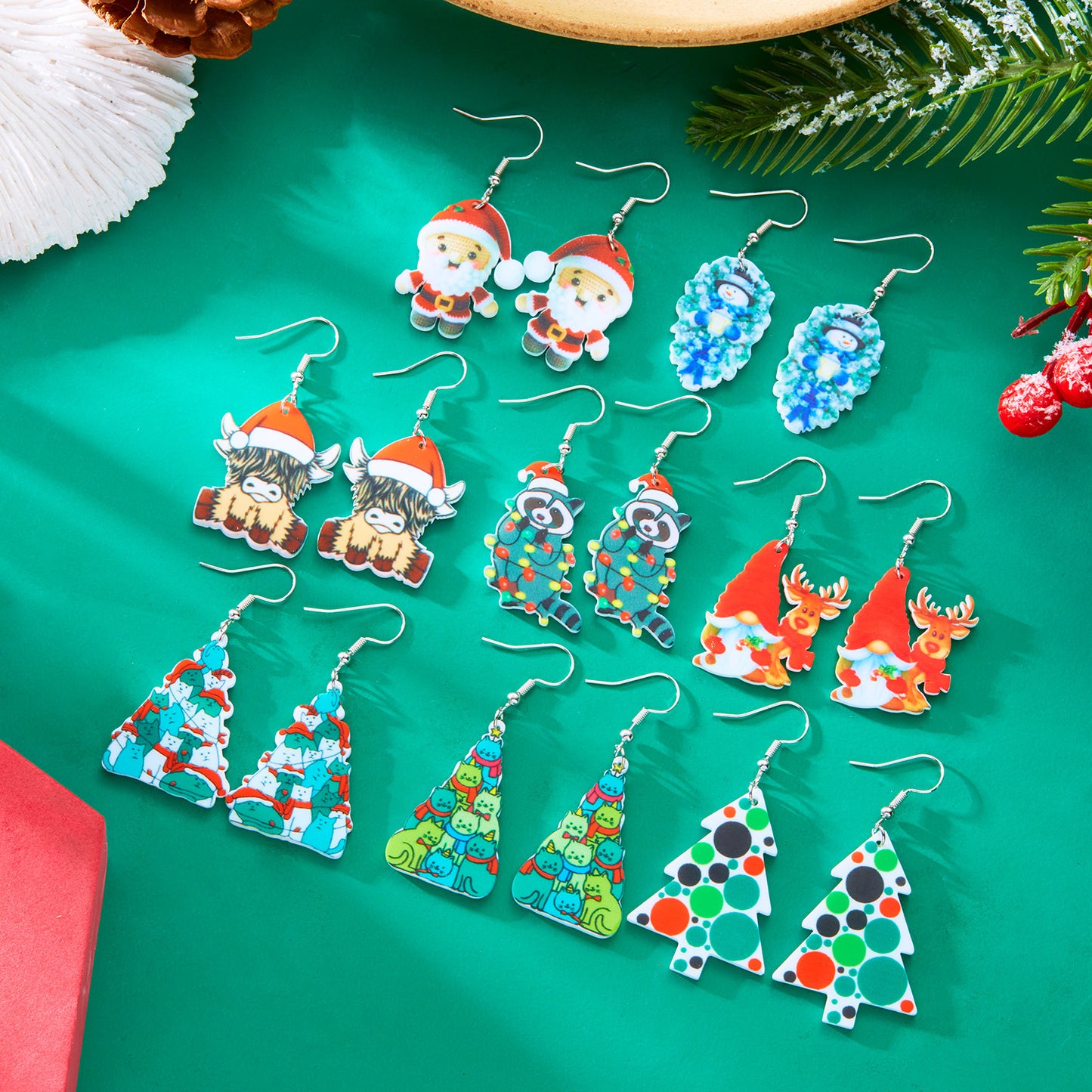 Orecchini in acrilico intagliati stile natalizio con Babbo Natale, gatto, albero e procione