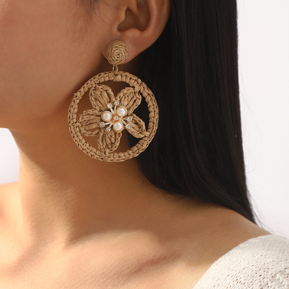 Orecchini a perno con fiore in rafia fatti a mano con strass e perle finte, stile vacanza, per donna