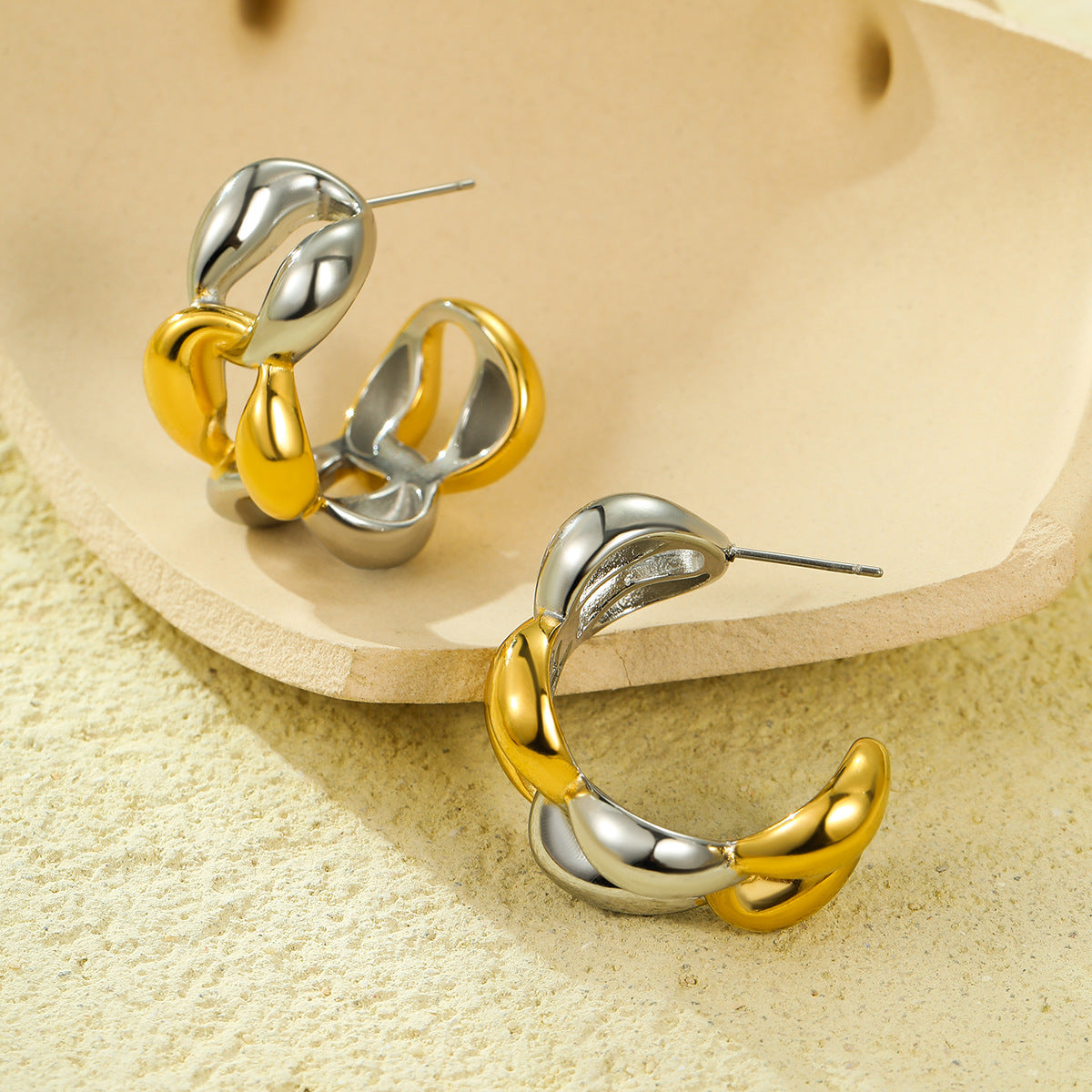 Aretes de aro retorcidos en forma de C de acero inoxidable vintage con baño de oro de 18 quilates para mujer