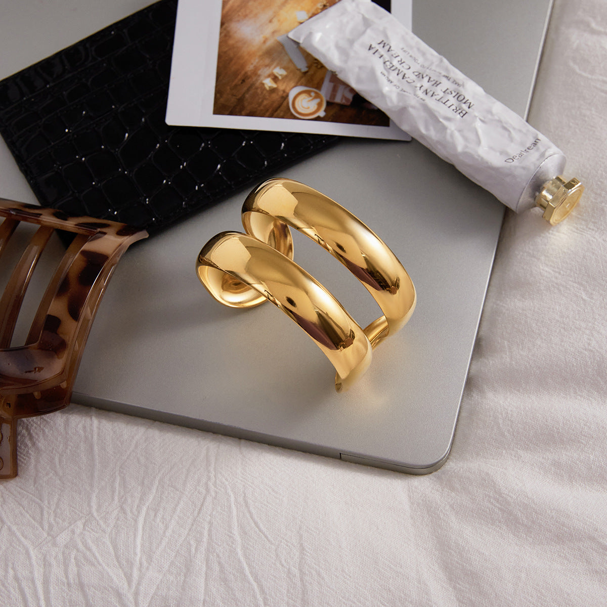 Pulsera Minimalista Geométrica de Doble Capa de Acero de Titanio con Chapado en Oro e Incrustaciones de Resina para Mujer
