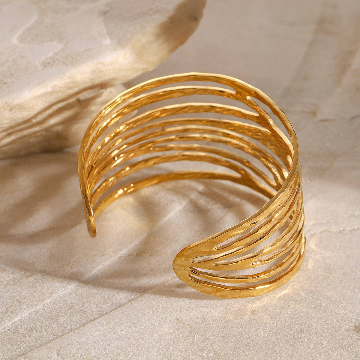 Bracciale rigido a manetta oversize da donna placcato oro in acciaio inossidabile con linea geometrica e design minimalista di alta qualità