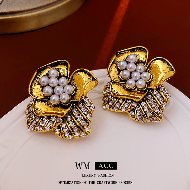 Orecchini a Perno Floreali Vintage con Perle e Accenti di Strass in Acciaio Placcato Oro da Donna
