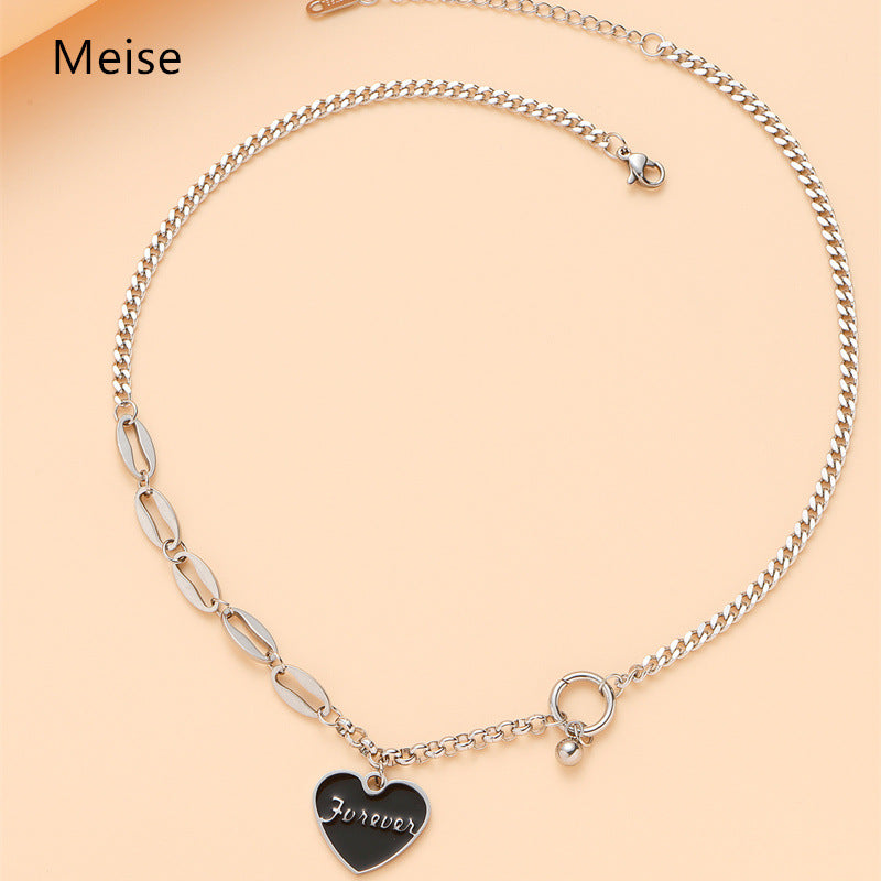 Collana con ciondolo a forma di cuore e lettera in stile naturale, in acciaio inossidabile con acciaio al titanio placcato nero