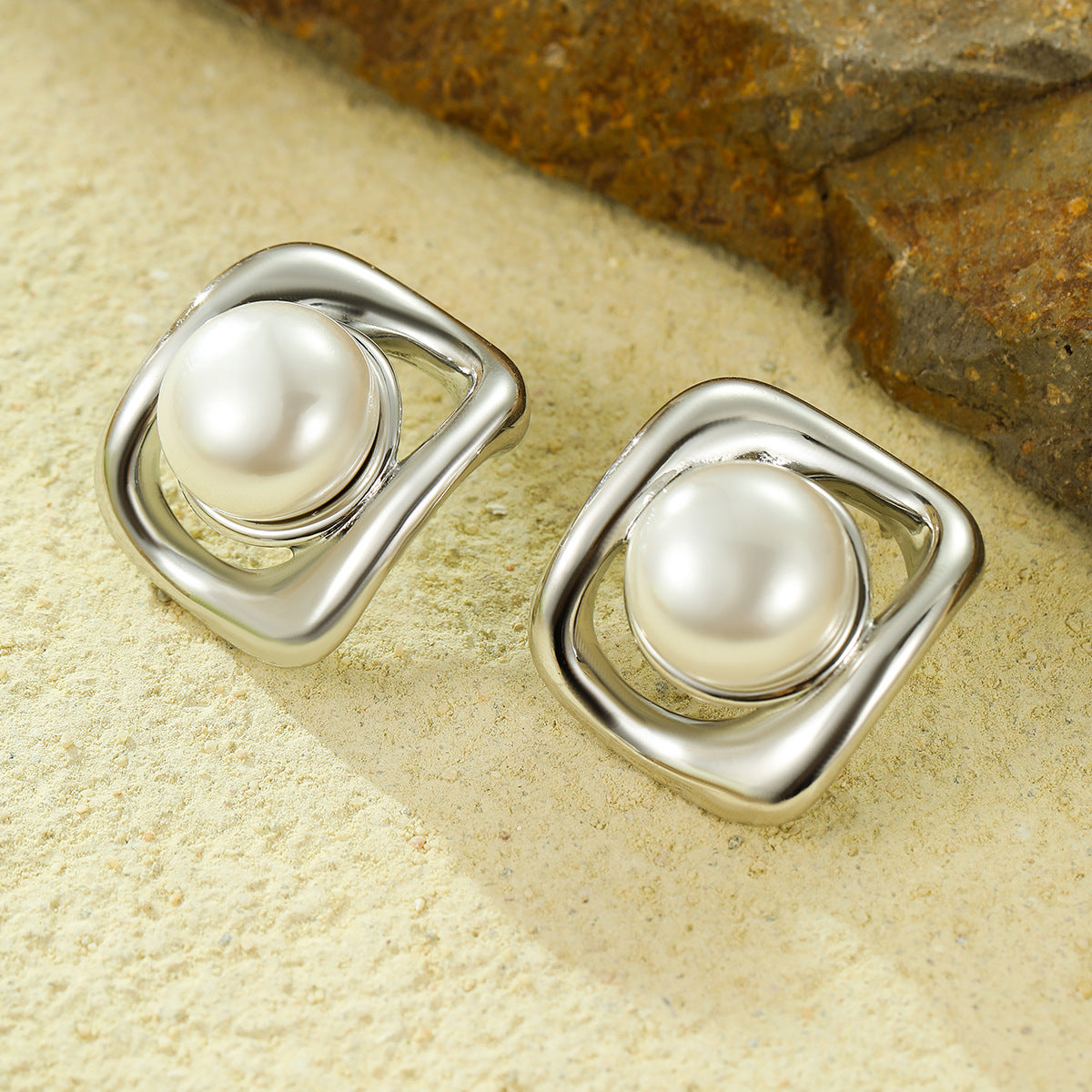 Orecchini da donna con perle finte quadrate cave in acciaio inossidabile placcato oro 18 carati Fashion OL