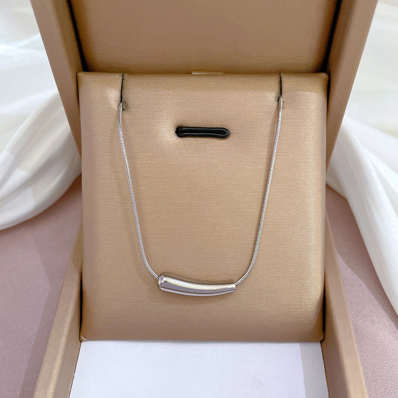 Collana con pendente geometrico minimalista in acciaio al titanio placcato per donna