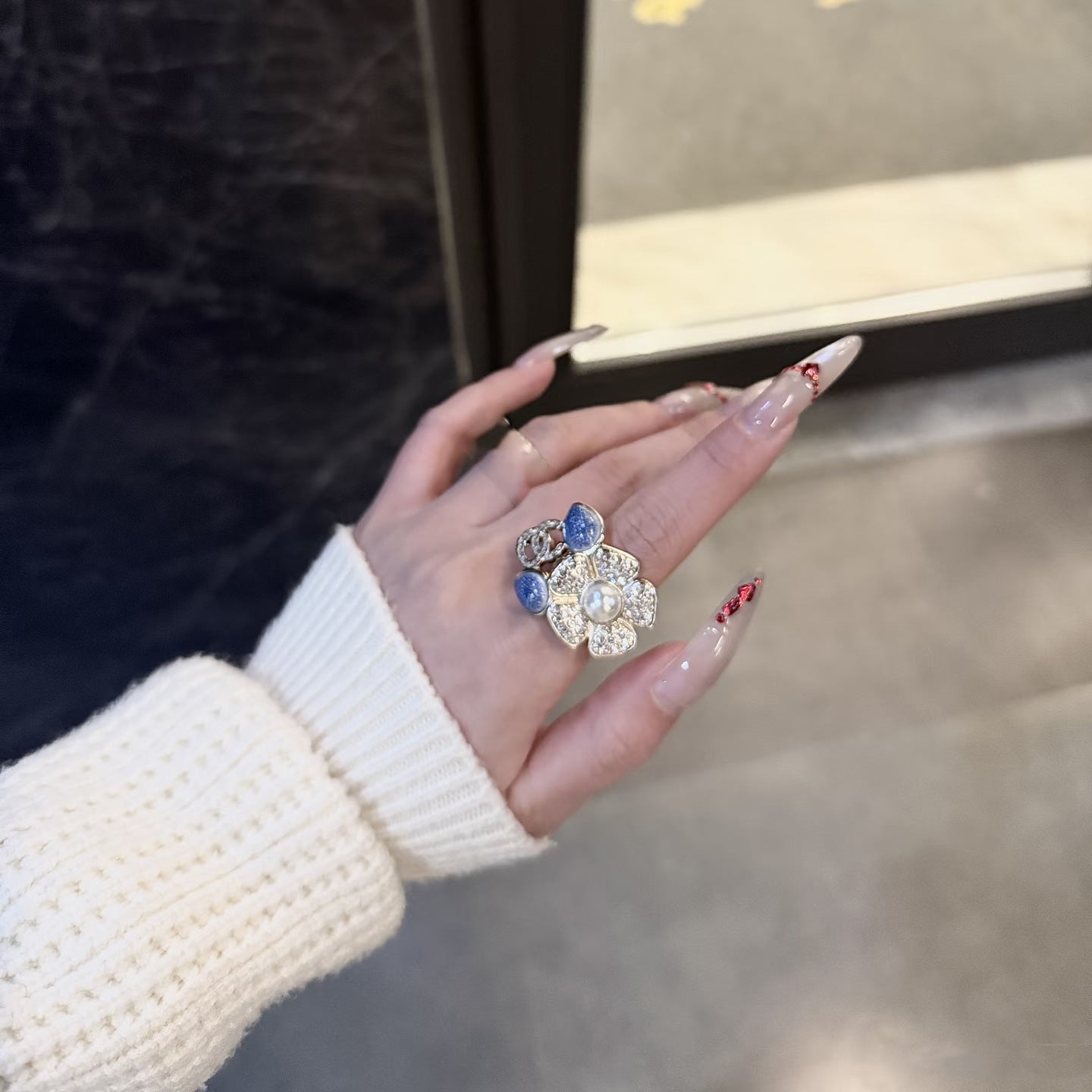 Elegante Anello da Donna in Ottone Placcato Oro con Fiore e Lettera C e Strass di Lusso