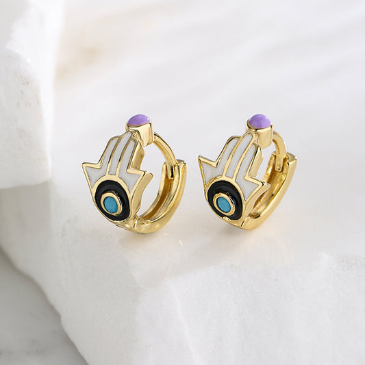 Pendientes de aro con diseño minimalista geométrico de la Mano de Fátima en cobre con baño de oro y acabado esmaltado