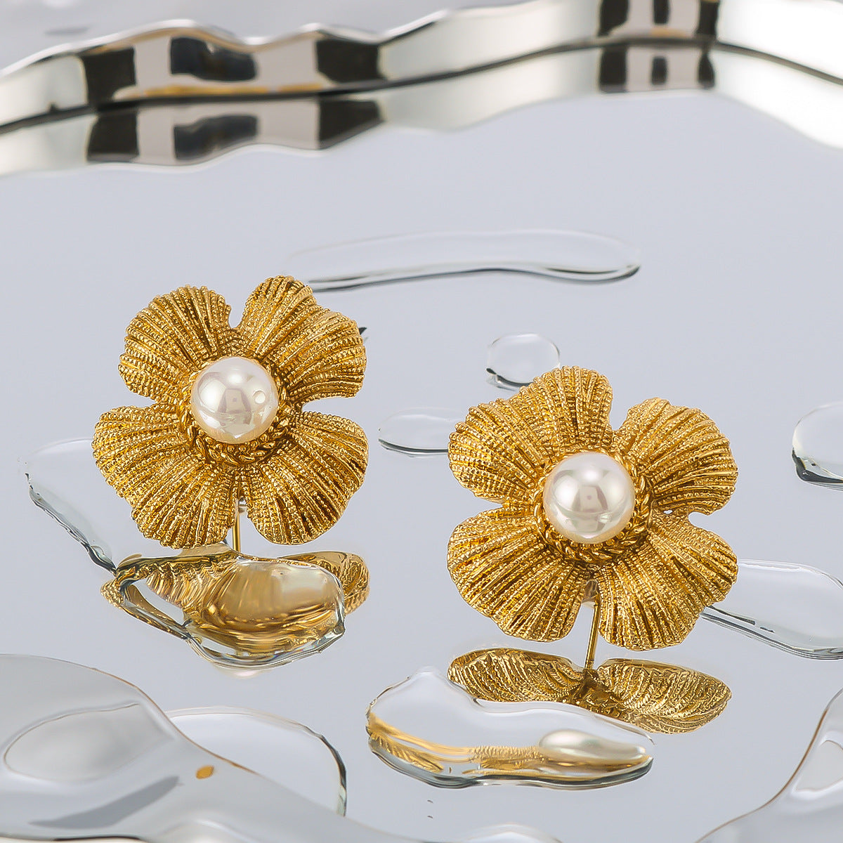 Vintage Minimalist Asymmetrical Flower-Shaped Earrings in Stainless Steel with Pearl Inlay and 18K Gold Plating