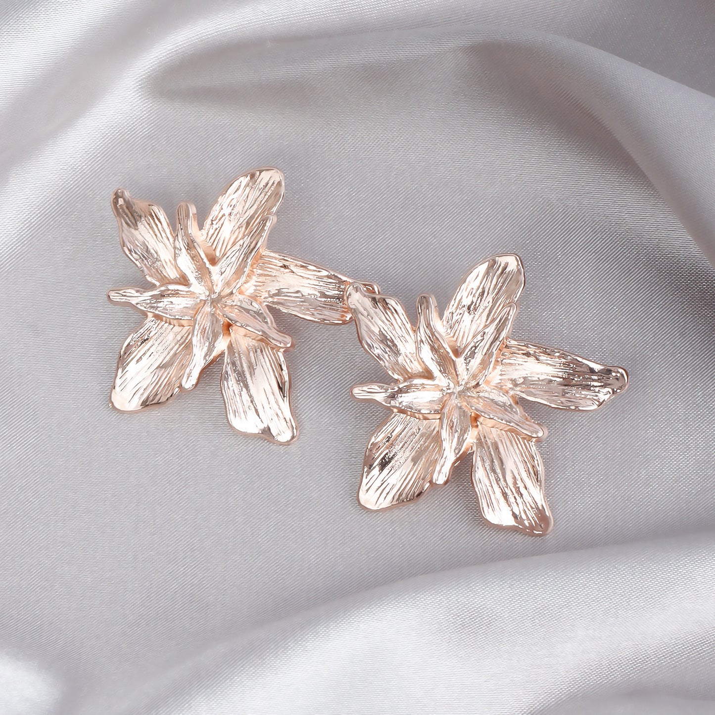 Fashionable Geometric Flower-Shaped Alloy Earrings with Metallic Finish and Plated Surface