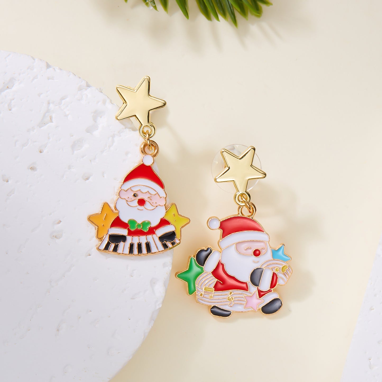 Set di orecchini e collana in lega a tema natalizio con ciondolo geometrico smaltato raffigurante renne e Babbo Natale