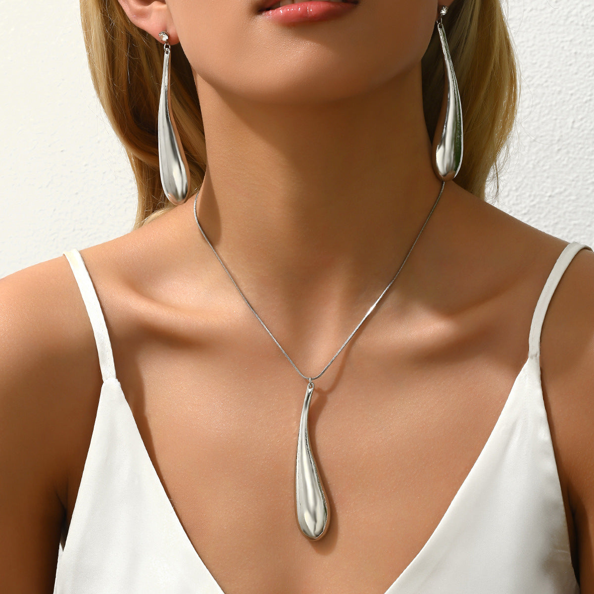 Set collana e orecchini in lega a goccia in stile americano, minimalista, con finitura placcata, design geometrico ovale e lineare da donna
