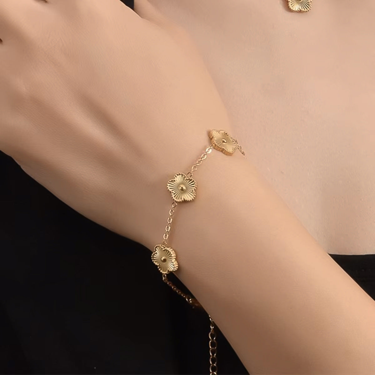 Bracciale Minimalista da Donna in Acciaio Inossidabile con Trifoglio, Placcatura Oro e Design Floreale Geometrico