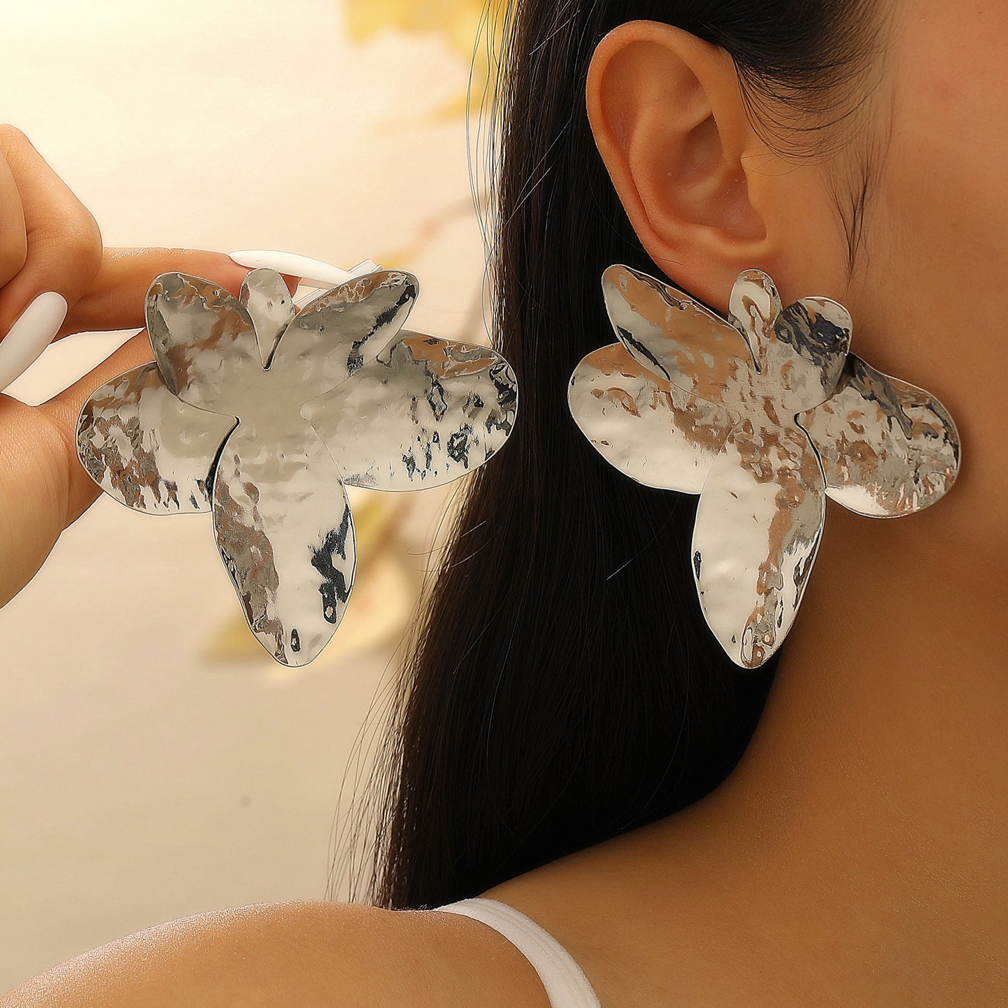 Pendientes de Aleación con Forma Floral Única para Mujer con Diseño de Pétalos Plisados Irregulares y Acabado Galvanizado