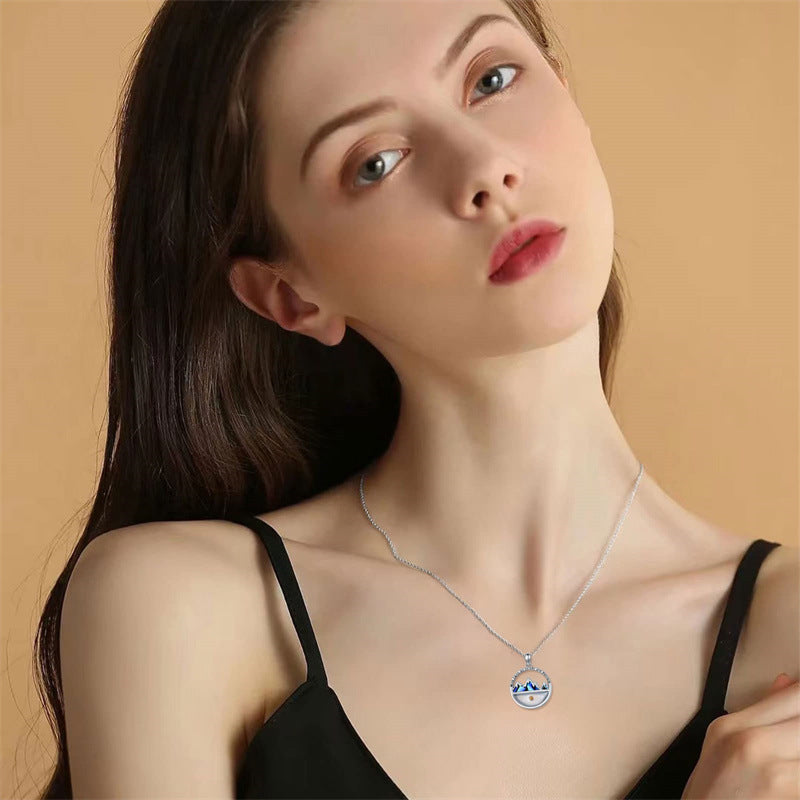 Collana con Ciondolo Rotondo a Collina Minimalista, Ispirata alla Fede, con Dettaglio Lettera in Acciaio Inossidabile e Acciaio al Titanio, Finitura Galvanizzata