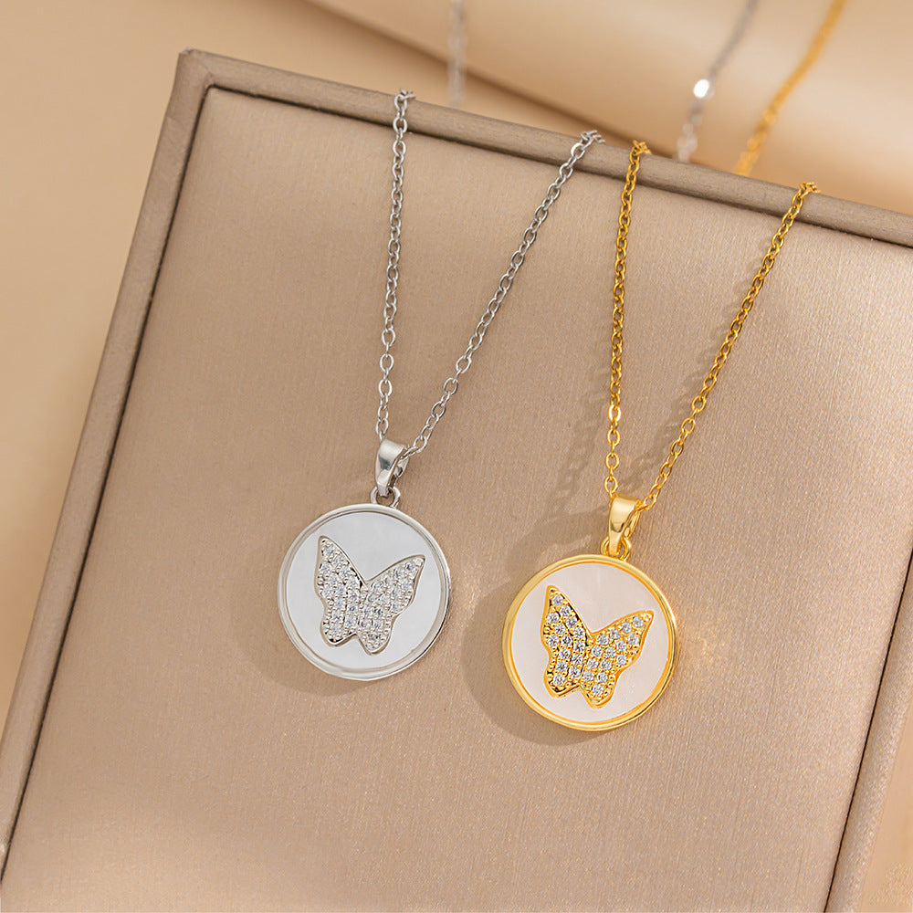 Collana con Pendente a Farfalla Minimalista in Acciaio al Titanio Placcato Oro con Zirconi Micro-Incastonati, Design a Catena Serpentina per Donne