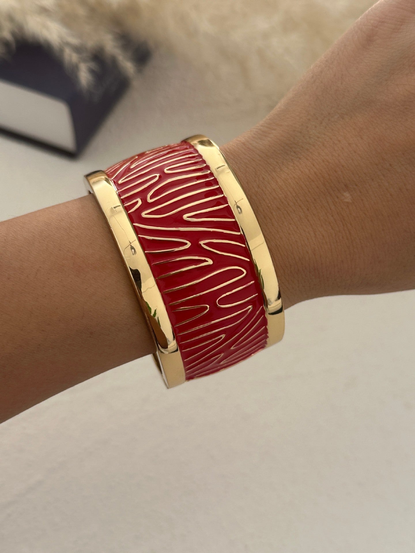 Bracciale in lega geometrico con smalto rosso lussuoso ed elegante