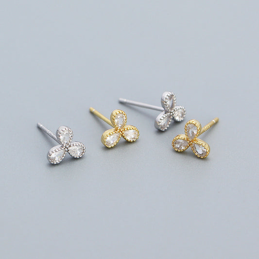 Orecchini a perno con intarsio floreale in argento sterling 925 e zirconi cubici