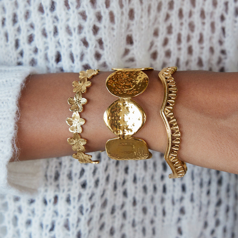 Pulsera Minimalista de Acero de Titanio con Textura Martillada Geométricaa para Mujer con Acabado Chapado