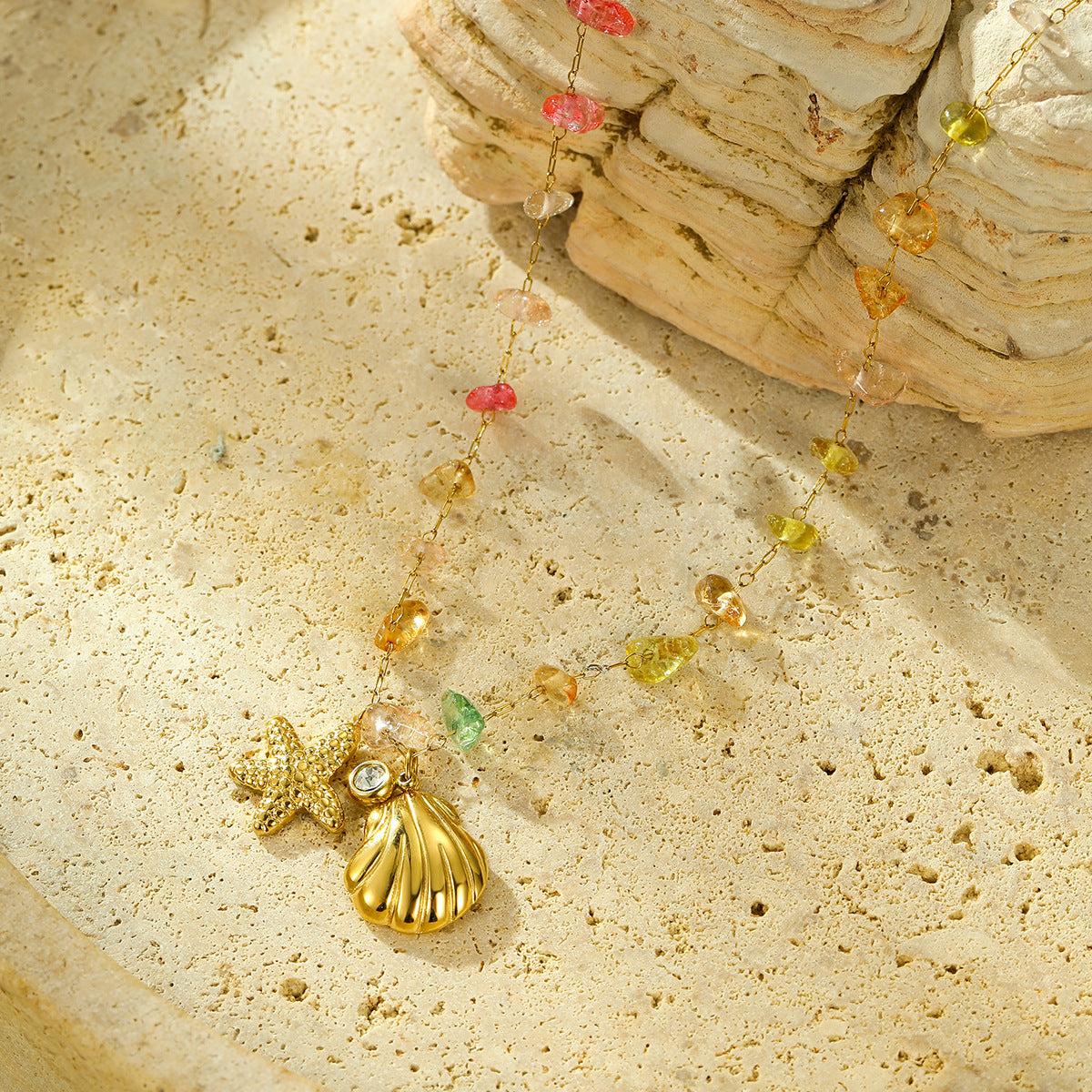 Collar con colgante de estrella de mar y concha estilo vacacional de acero inoxidable con chapado en oro de 18 quilates e incrustaciones de piedras naturales y circonitas coloridas para mujer