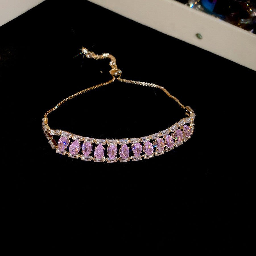 Elegante bracciale da donna con fiore geometrico e accenti in zircone, in rame placcato, stile trendy da ufficio, gioiello versatile e lussuoso per la mano