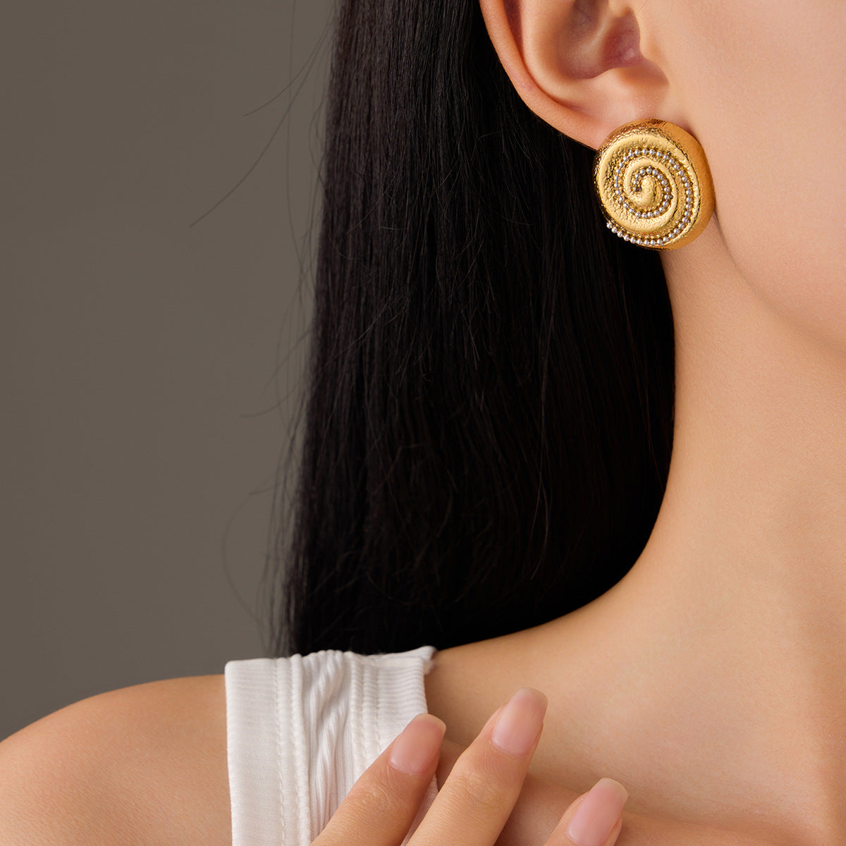 Orecchini a perno da donna a forma di conchiglia in acciaio inossidabile minimalisti con intarsio in zircone e finitura placcata