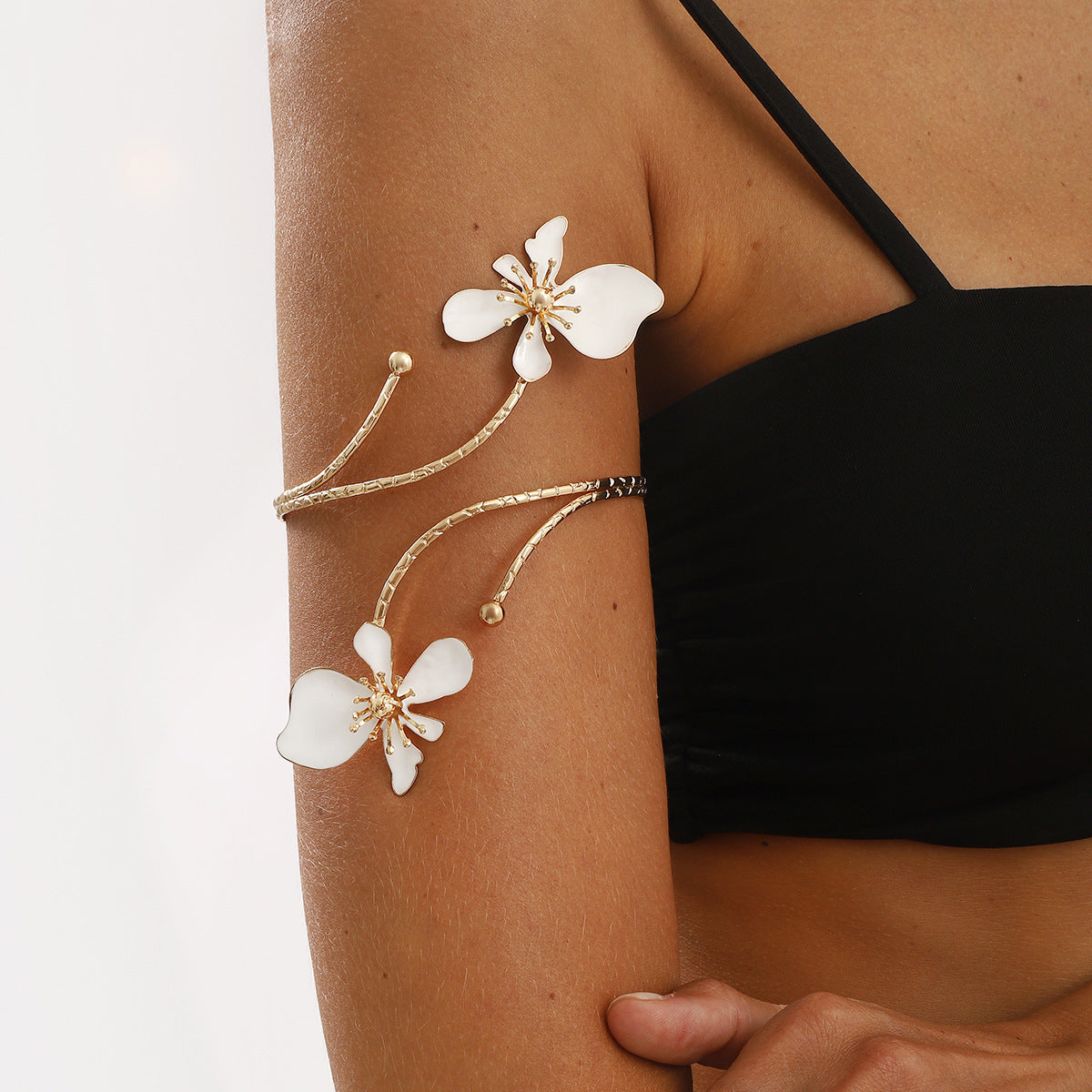 Elegante Bracciale Rigido in Ferro Smaltato a Forma Floreale da Donna con Design Circolare Aperto
