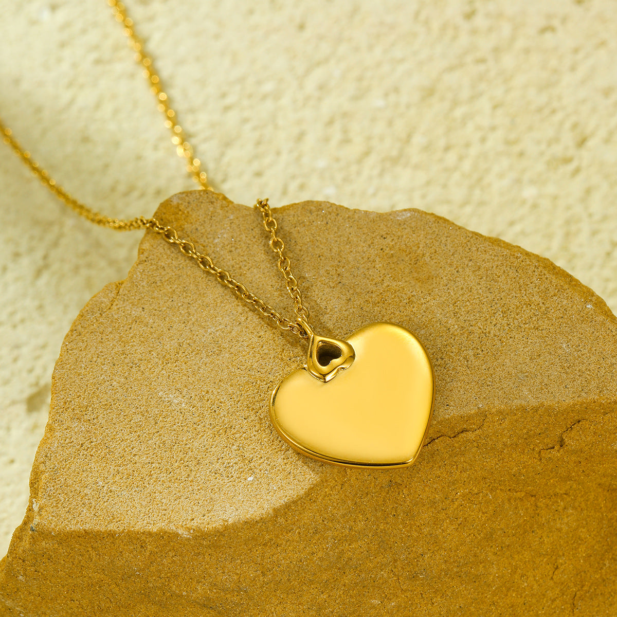 Elegante collar con colgante de acero inoxidable chapado en forma de corazón para mujer