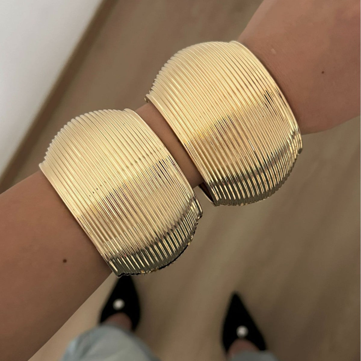 Bracciale Placcato in Lega con Superficie Larga, Struttura Tonda Geometrica, Minimalista ed Elegante