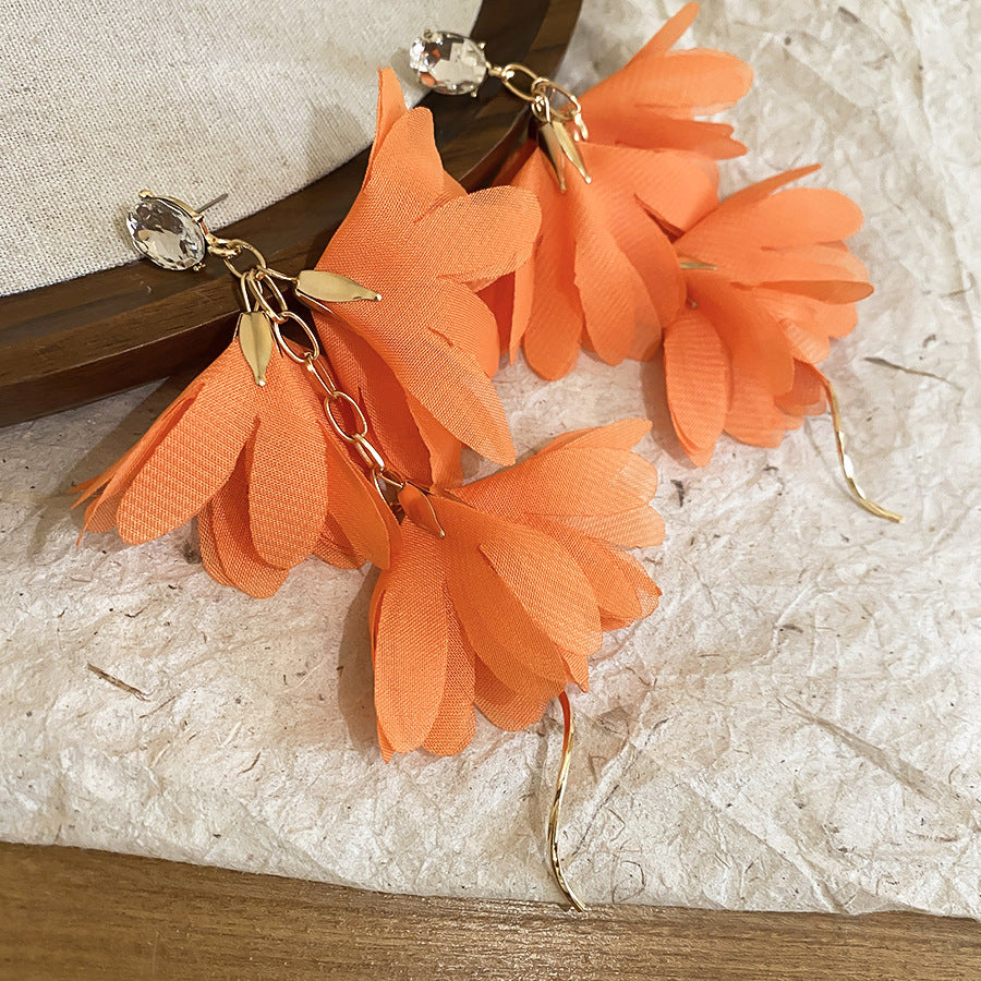 Pendientes de borla florales retro elegantes para mujer con postes de metal y detalles de gasa