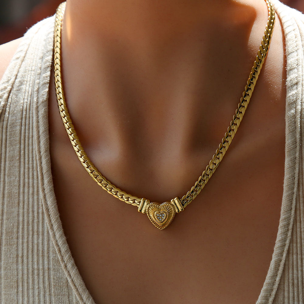 Collana con pendente a cuore minimalista in acciaio inossidabile con intarsio di strass e placcatura in oro da donna