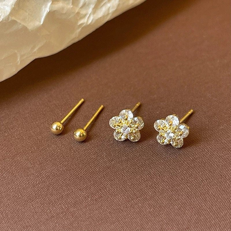 Orecchini a perno da donna in zirconia floreale minimalista con perni in acciaio inossidabile e base in rame